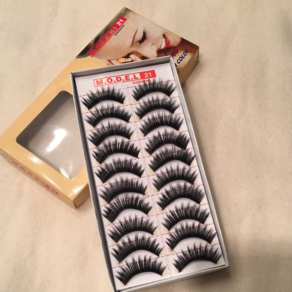 Long voluminous false eyelashes.
